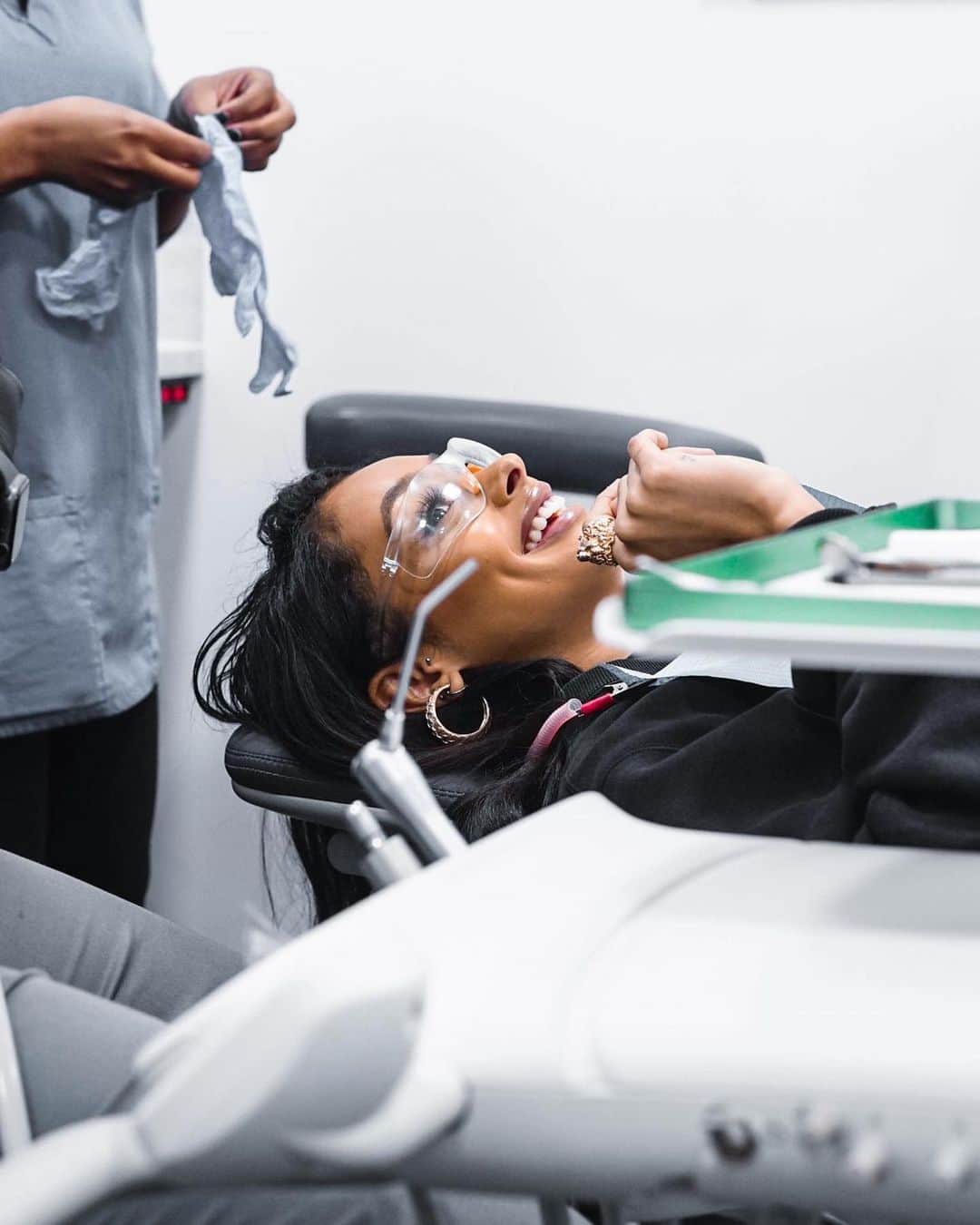 ジェイデ・ピアスのインスタグラム：「So this is something I’ve wanted for years and I’m so excited for this journey! Over the next few months I’ll be straightening my teeth with @ruhdental to get them how I’ve always wanted. The process will take a few months as I have to start with Invisalign and once I’m done with that I’ll be teeth whitening and doing bonding. I can’t wait to show you guys the finished result but for now, I’m gonna do a Q&A on my story to answer any questions you might have about Invisalign. I’m on my third week so far and it’s been interesting! 🦷🤍 #gifted」