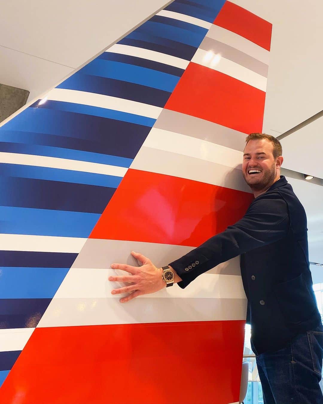 アメリカン航空のインスタグラム：「Excited to spend the day with @thepointsguy himself, @briankelly, at our new campus!」