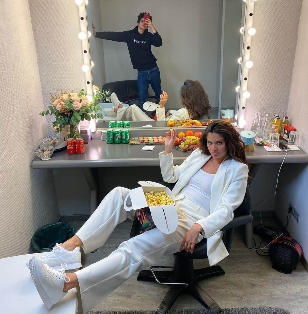 サラ・サンパイオさんのインスタグラム写真 - (サラ・サンパイオInstagram)「Instagram VS reality VS fucking talent!!!!! 😂😂😂😂 also pizza, popcorn and bifif (@luisborgesoficial ) on set? Best day ever!」12月5日 2時56分 - sarasampaio