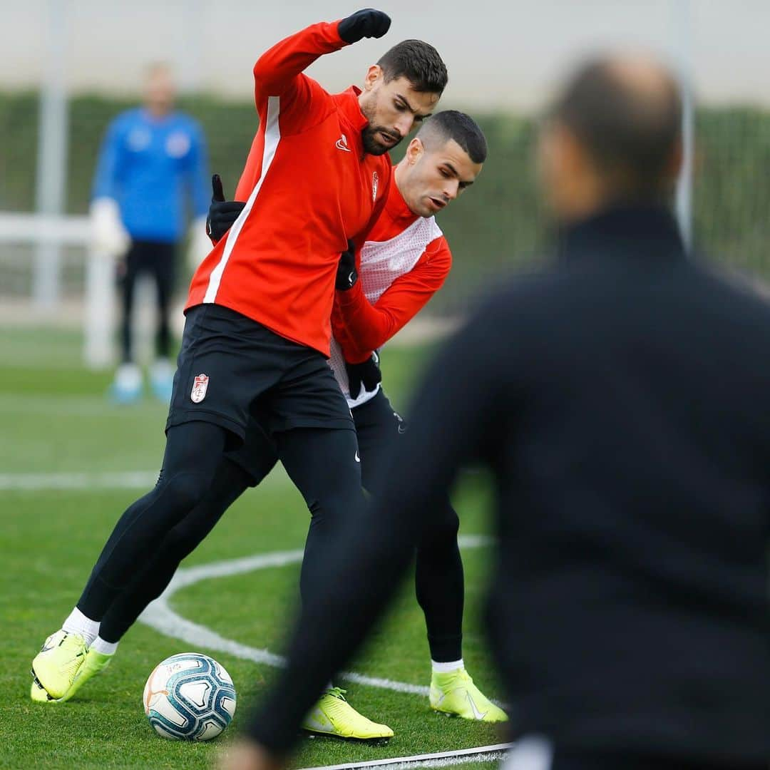 グラナダCFさんのインスタグラム写真 - (グラナダCFInstagram)「🔴⚪️ #Granada #Laliga #ligasantander #liga #futbol #soccer #football #granadacf #SobranLasPalabras #eternalucha」12月5日 2時59分 - granadacf