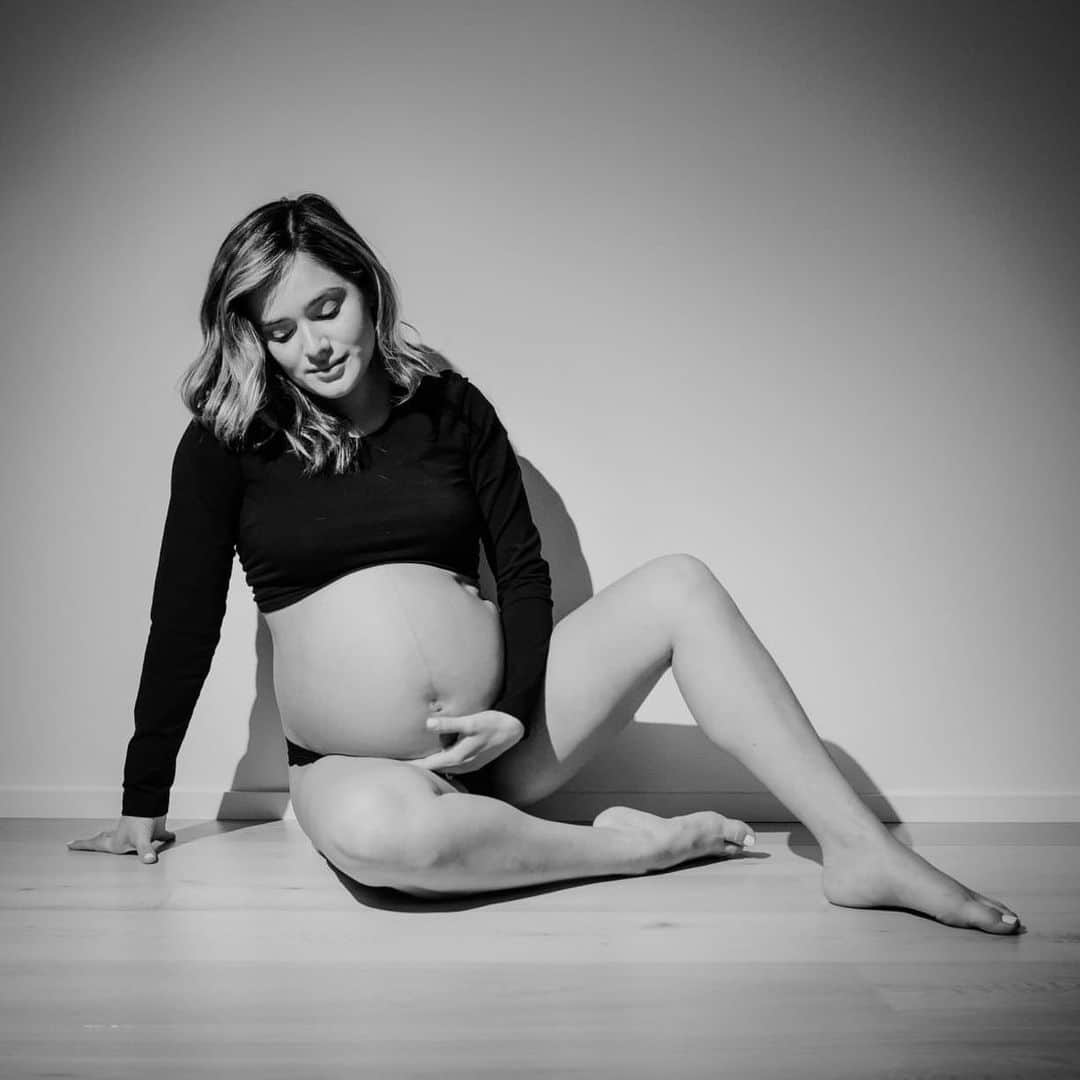 チャチー・ゴンザレスのインスタグラム：「Missing my belly 🙈 • Answered your questions about labor, delivery and postpartum in a video :) link in bio if you’re interested ❤️ • 📸: @annianastasia」