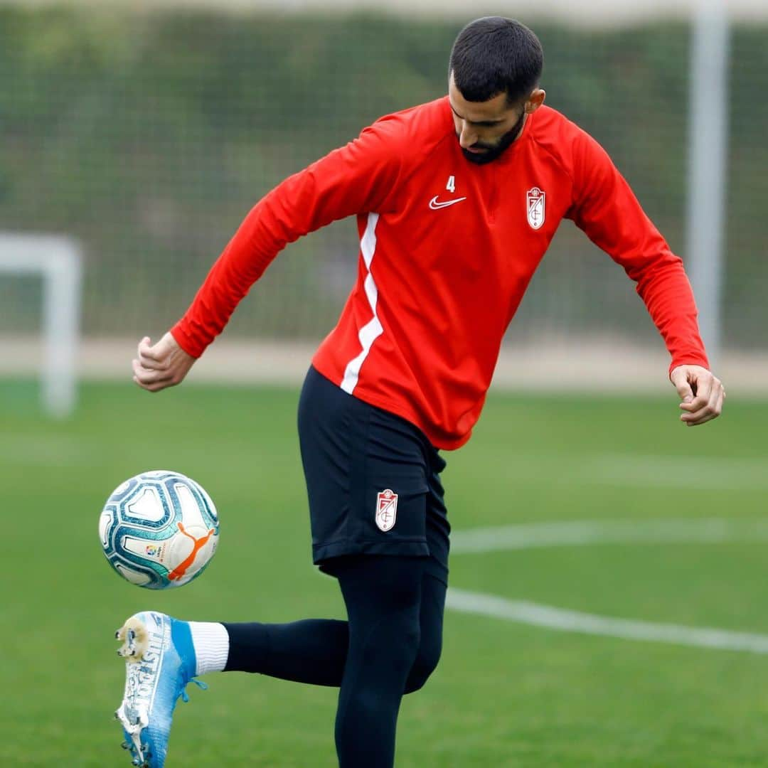 グラナダCFさんのインスタグラム写真 - (グラナダCFInstagram)「©️ @maximegonalons 🔴⚪️ #Granada #Laliga #ligasantander #liga #futbol #soccer #football #granadacf #SobranLasPalabras #eternalucha」12月5日 3時02分 - granadacf