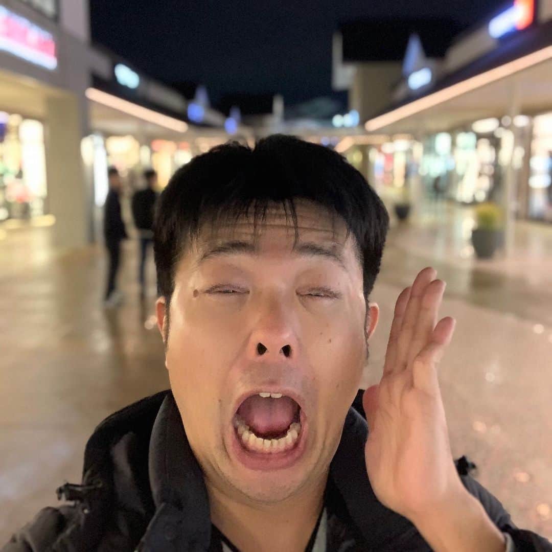 西川晃啓のインスタグラム：「気絶夜更かし  仕事終わりにこの時間まで起きて気絶 #あるある探検隊#レギュラー#気絶#気絶の日々#ギャグ#営業#名古屋#ヒルトン名古屋#神戸製鋼#忘年会#終わり#晩酌#夜更かし#明日#休み」