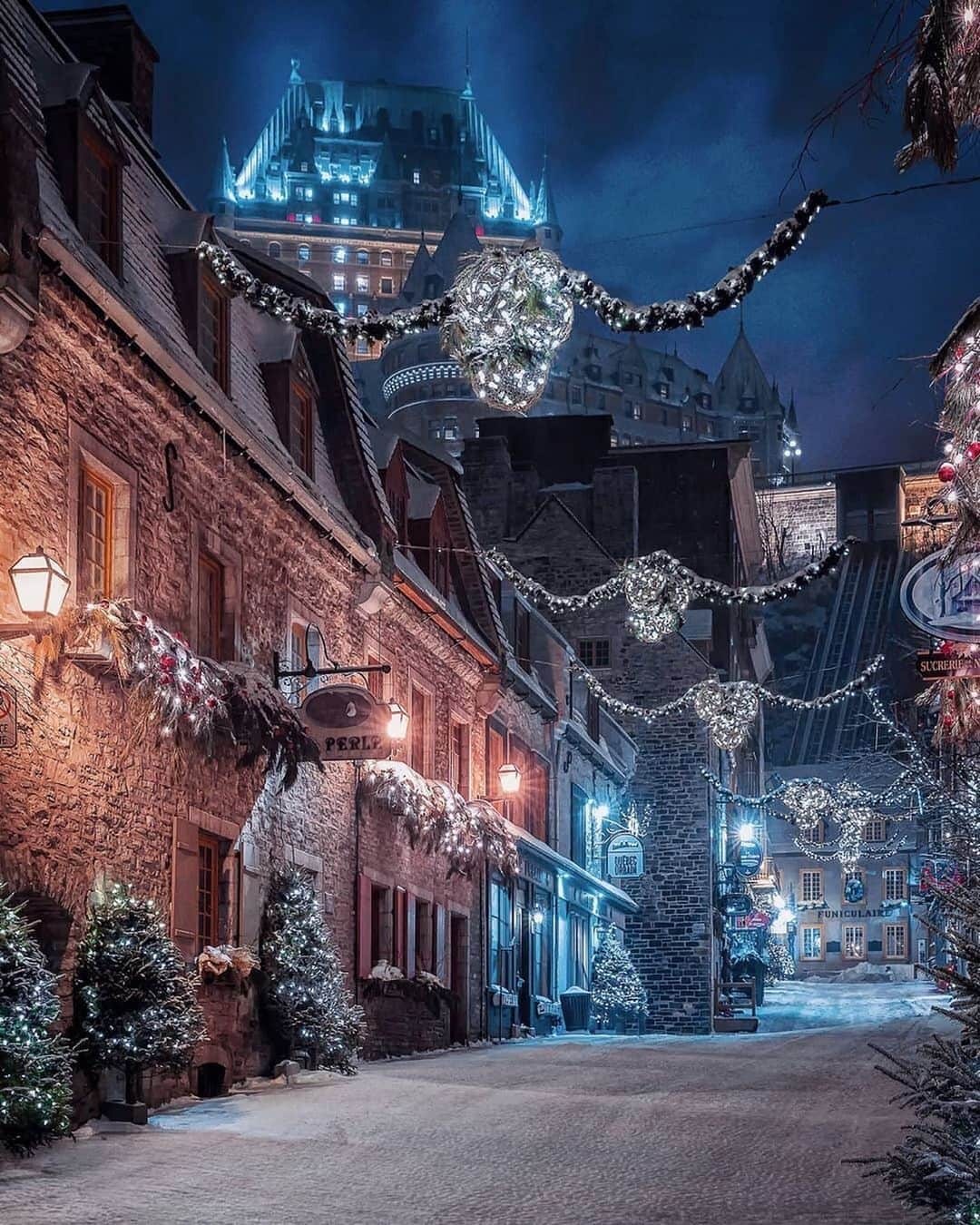 Earth Picsさんのインスタグラム写真 - (Earth PicsInstagram)「Quebec Canada 🇨🇦 during winter Christmas 🎄 season by @manucoveney」12月5日 3時13分 - earthpix