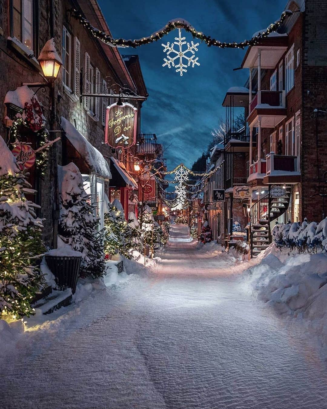 Earth Picsさんのインスタグラム写真 - (Earth PicsInstagram)「Quebec Canada 🇨🇦 during winter Christmas 🎄 season by @manucoveney」12月5日 3時13分 - earthpix