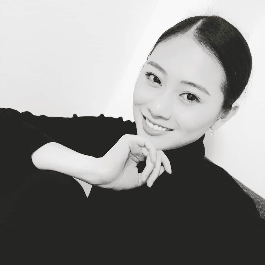 和田安佳莉のインスタグラム：「なんだかもう最近は、目の前のうんと大切なものだけ守り抜けば良いかな、なんて思っている。 今迄もこれからも、正当に価値を見出して頂ける場所に身を置いていきたい。 . #モノクロ #考察 #色々と納得するためには時間がかかるものです #久々に連日ゆっくりお風呂につかった #ぽかぽか #気付けば夜更かし #おやすみなさい」