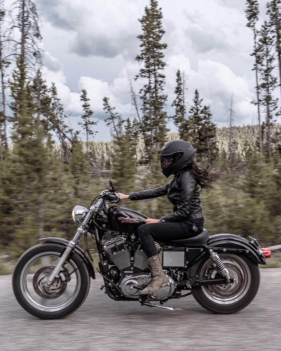 Harley-Davidsonさんのインスタグラム写真 - (Harley-DavidsonInstagram)「Cruising through cedar canyons and breathing in that mountain air, @thelitas spent five August days traveling 2,000 miles through #GlacierNationalPark. Who else has ridden through these majestic peaks? #HarleyDavidson 📷 @dan_sammons」12月5日 3時48分 - harleydavidson