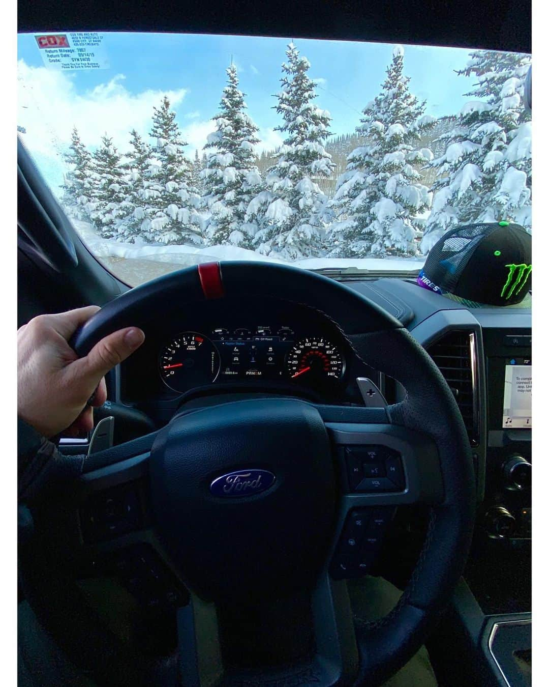 ケン・ブロックさんのインスタグラム写真 - (ケン・ブロックInstagram)「Another one of my favorite views in the world: a whole lot of fresh snow in view from behind the wheel of my Ford Raptor in my hometown of Park City, Utah. This usually means some kind of fun powder mission is happening - motorized or not! #powderparadise #FordRaptor #ParkCity」12月5日 3時42分 - kblock43