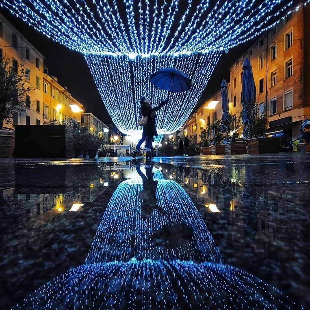 Instagramersさんのインスタグラム写真 - (InstagramersInstagram)「Dancing with the lights at Marseille, France with the photo of @filltr at @igersmarseille 💖📸🙌😍 #igersMarseille #igersfrance #igers」12月5日 4時03分 - igers