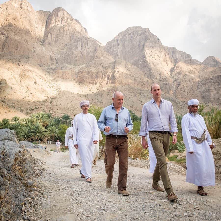 ウィリアム（ケンブリッジ公）さんのインスタグラム写真 - (ウィリアム（ケンブリッジ公）Instagram)「Building bridges with @OutwardBoundOman – The Duke of Cambridge joined young Omanis taking part in a training exercise at the Wadi al Arbaeen.  Outward Bound, which launched in Wales in 1941 to equip young people with important life skills through learning and adventures in the wild, was established in Oman in 2009.  At the wadi, The Duke joined young people, instructors and members of the community as they took part in activities designed to develop skills including leadership, resilience, and teamwork.  Photos 📷 PA / Kensington Palace  #RoyalVisitOman」12月5日 4時12分 - princeandprincessofwales