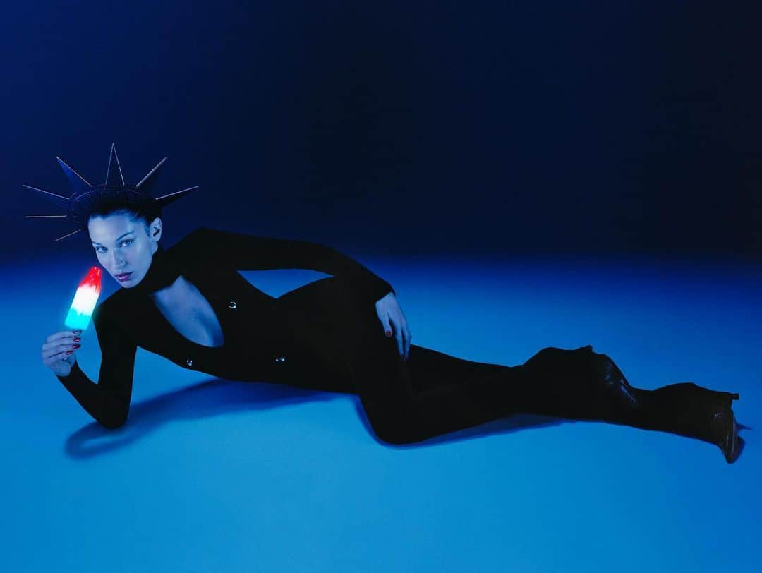 アレキサンダー・ワンのインスタグラム：「Our Lady Liberty, @BellaHadid. -  Collection 1 2020 is here. Inspired by the people, the style, and the energy that make New York extraordinary. -  Shop the collection online and in-store worldwide. - Photographed by @briannalcapozzi」