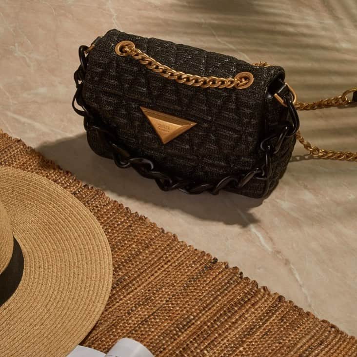 Schutzのインスタグラム：「HOLD THE SUMMER | #schutzbyisla」