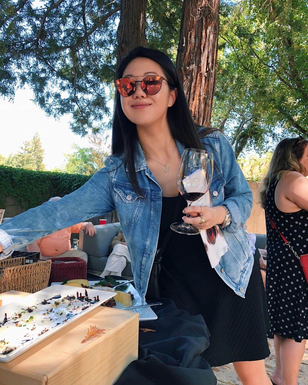 リリー・チャンのインスタグラム：「Rip to my phone breaking, resulting in me losing literally all my photos from this entire year (yes yes I know I should’ve saved them but my iCloud ran out of storage!!!) So pls enjoy this photo of me last year living my best life with wine and cheese 🧀🍷🤷🏻‍♀️」