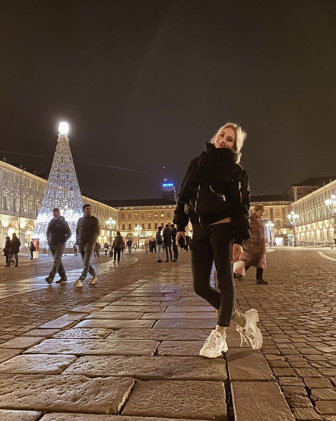 ヴィクトリヤ・シニツィナさんのインスタグラム写真 - (ヴィクトリヤ・シニツィナInstagram)「Чувствую себя батарейкой, которая заряжается от всего, что блестит и сияет🥰」12月5日 4時35分 - victoria_sinitsina