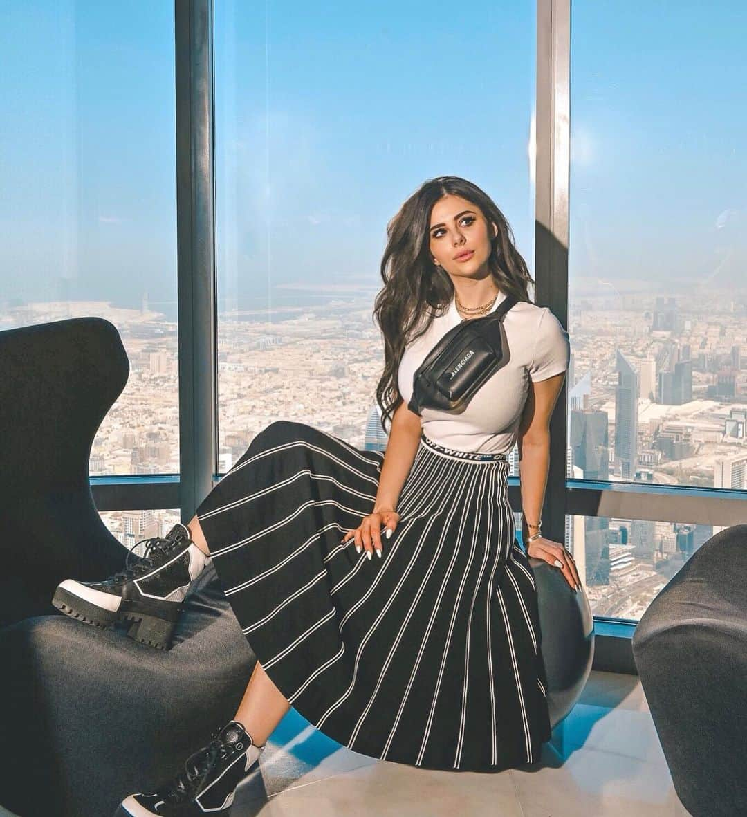 Azzyさんのインスタグラム写真 - (AzzyInstagram)「On top of the world…literally! Burj Khalifa is the tallest building in the world 😱 imagine if the elevators weren’t working and I needed to take the stairs...who thinks I would make it? 😬 @revolve #revolveme」12月5日 4時38分 - azzyland