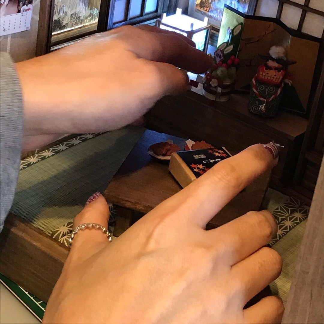 萩谷幹さんのインスタグラム写真 - (萩谷幹Instagram)「和室レッスン、生徒さんの作品です。 年内に飾れるところまでたどり着きました。 来年は四季折々の模様替えで和室を楽しみましょう。  #和室 #miniature  #行燈 #カープカレンダー」12月5日 10時11分 - kinkan3