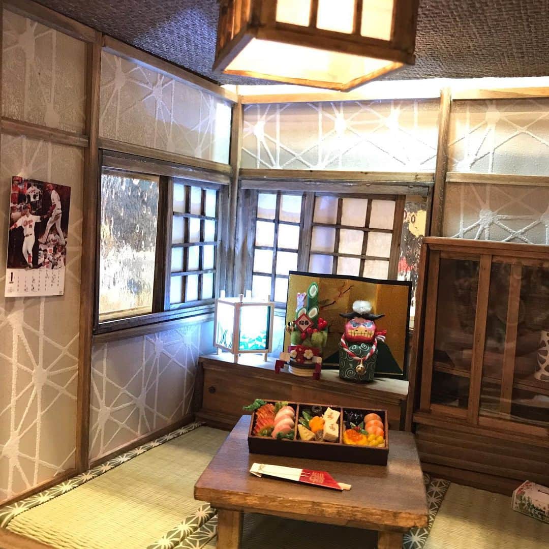萩谷幹さんのインスタグラム写真 - (萩谷幹Instagram)「和室レッスン、生徒さんの作品です。 年内に飾れるところまでたどり着きました。 来年は四季折々の模様替えで和室を楽しみましょう。  #和室 #miniature  #行燈 #カープカレンダー」12月5日 10時11分 - kinkan3