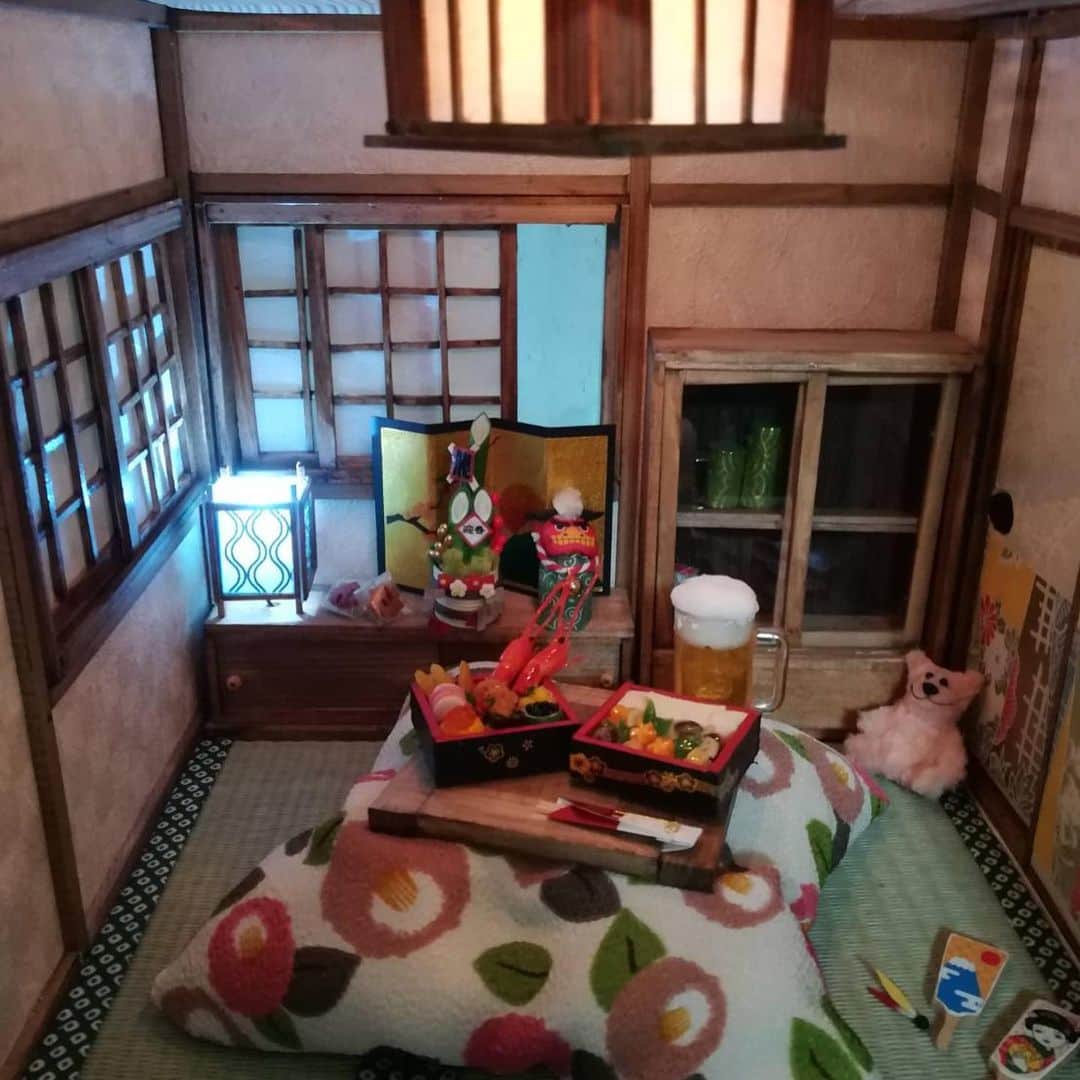 萩谷幹さんのインスタグラム写真 - (萩谷幹Instagram)「和室レッスン、生徒さんの作品です。 年内に飾れるところまでたどり着きました。 来年は四季折々の模様替えで和室を楽しみましょう。  #和室 #miniature  #行燈 #カープカレンダー」12月5日 10時11分 - kinkan3