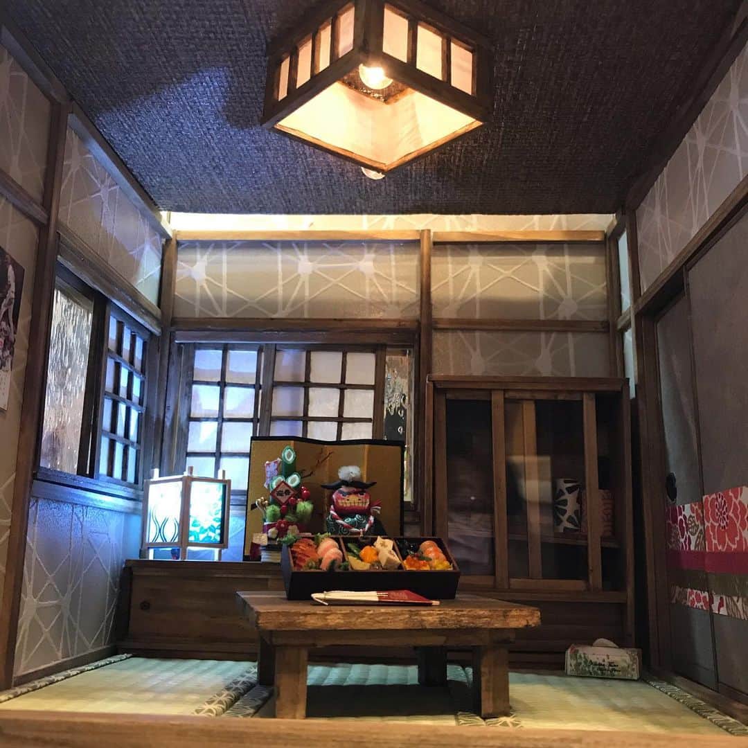萩谷幹さんのインスタグラム写真 - (萩谷幹Instagram)「和室レッスン、生徒さんの作品です。 年内に飾れるところまでたどり着きました。 来年は四季折々の模様替えで和室を楽しみましょう。  #和室 #miniature  #行燈 #カープカレンダー」12月5日 10時11分 - kinkan3