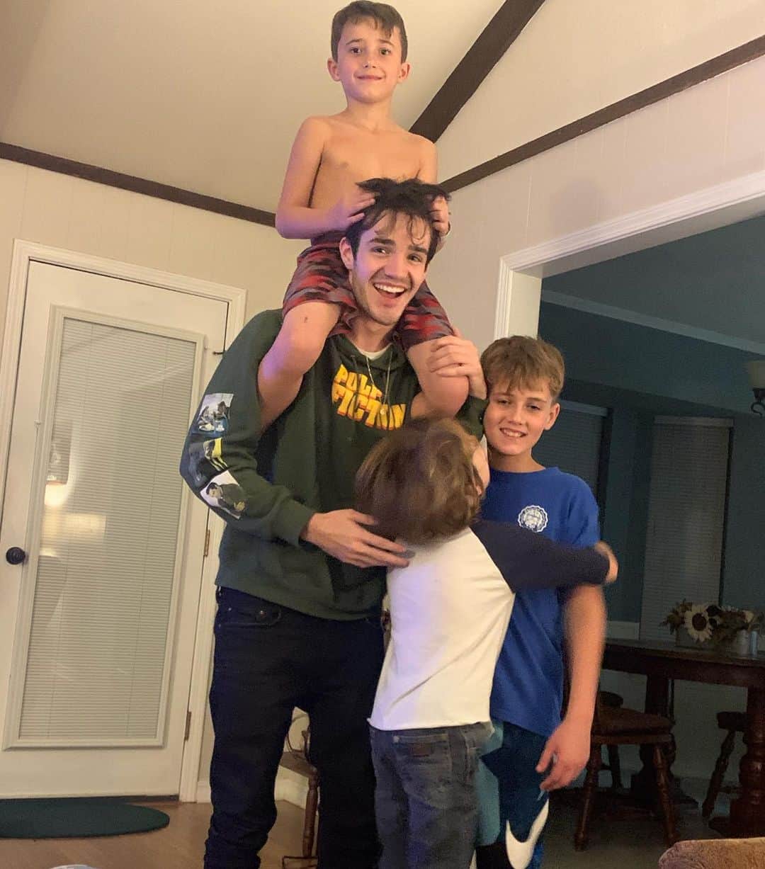 Aaron Carpenterさんのインスタグラム写真 - (Aaron CarpenterInstagram)「Got to hang out with my nephew Greyson & also got to meet my two foster siblings over thanksgiving break :)」12月5日 4時50分 - aaroncarpenter