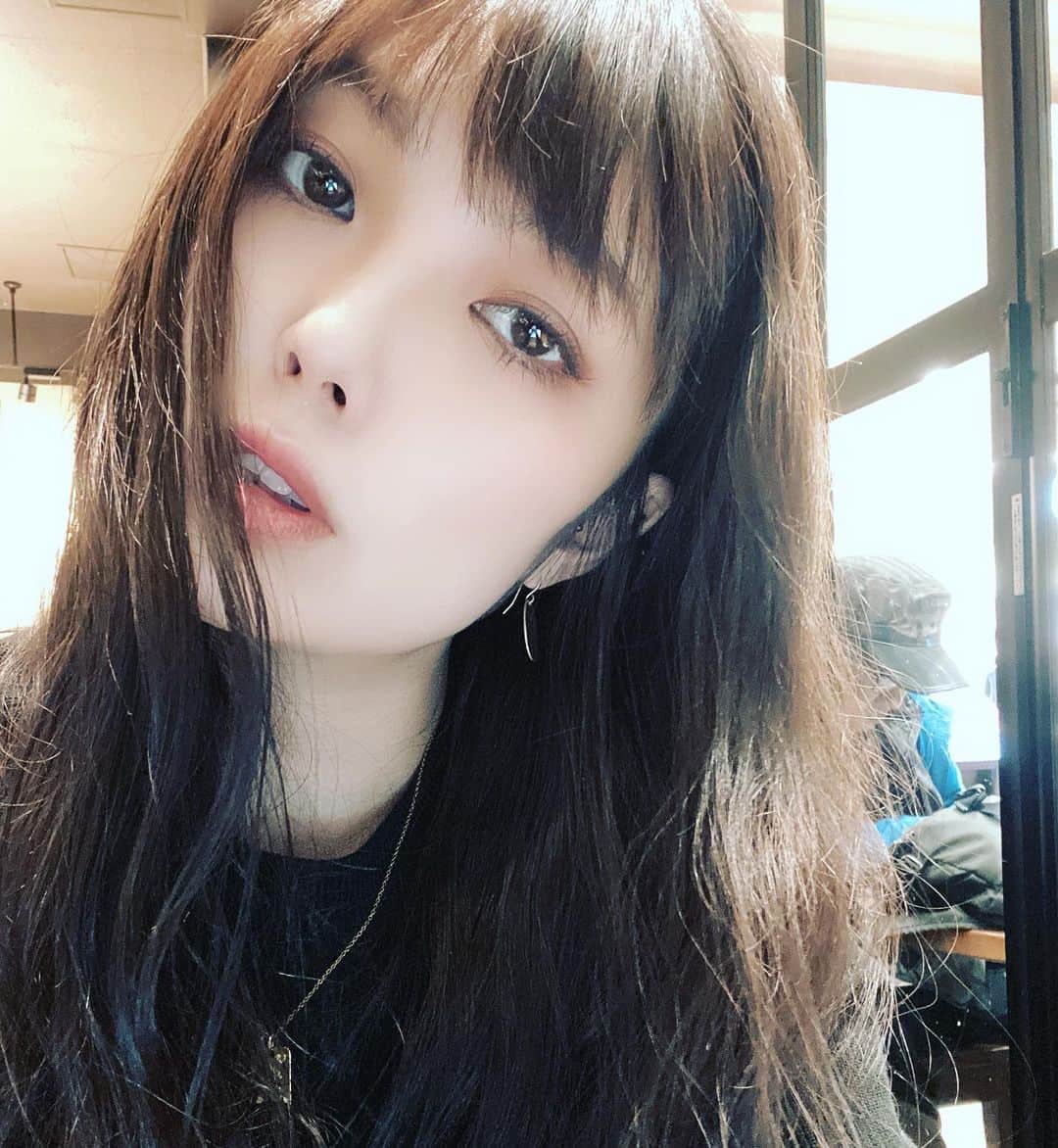 新原ミナミのインスタグラム：「前髪を切り、申した。」