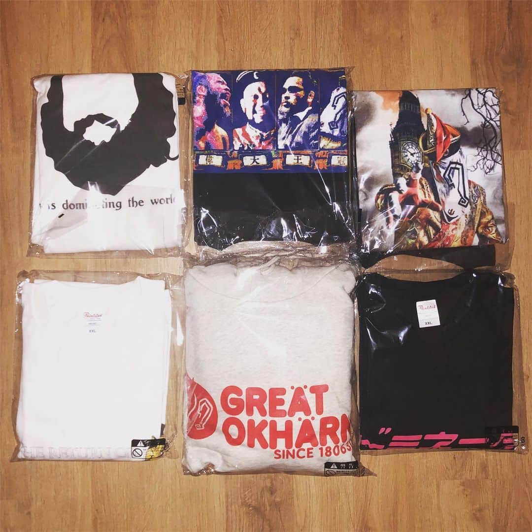 のインスタグラム：「A present arrived from a dear vassal.  Thank you for a gift from a distant Japan. #GOK #GreatOKharn #overseaslife #britishlife #originalshirt  #originalparker  #japaneseamulet  #Letter #Japaneseseasoning #grilledmeatsauce  #BanGDream #オーカーン #英国 #イギリス #イングランド #海外生活  #イギリス生活 #オリジナルtシャツ  #オリジナルパーカー #岡神社  #神田明神 #バンドリ #ガールズバンドパーティー  #日本からの贈り物」