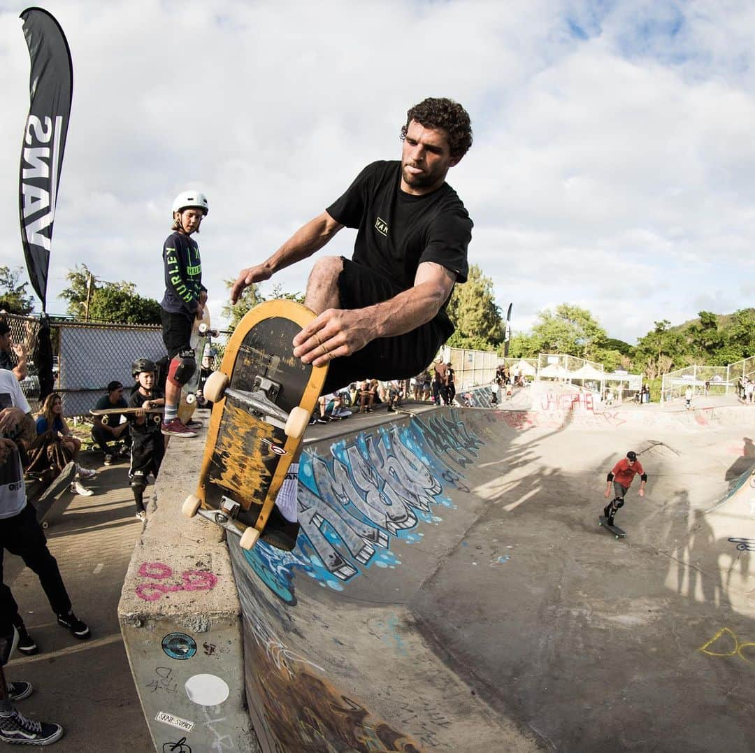 Vans Skateさんのインスタグラム写真 - (Vans SkateInstagram)「The clouds parted 🌧 and the 🌞 came out just in time for yesterday’s ripping #VansDuctTape Skate Jam with the @VansSurf fam at Banzai Skatepark on the North Shore. Thanks to all who came out to the jam and enjoyed the premiere of @GrossoSucks’ Love Letter to Hawaii (coming online Dec 5th) 🤙. 📸: @JimmiCane」12月5日 4時56分 - vansskate