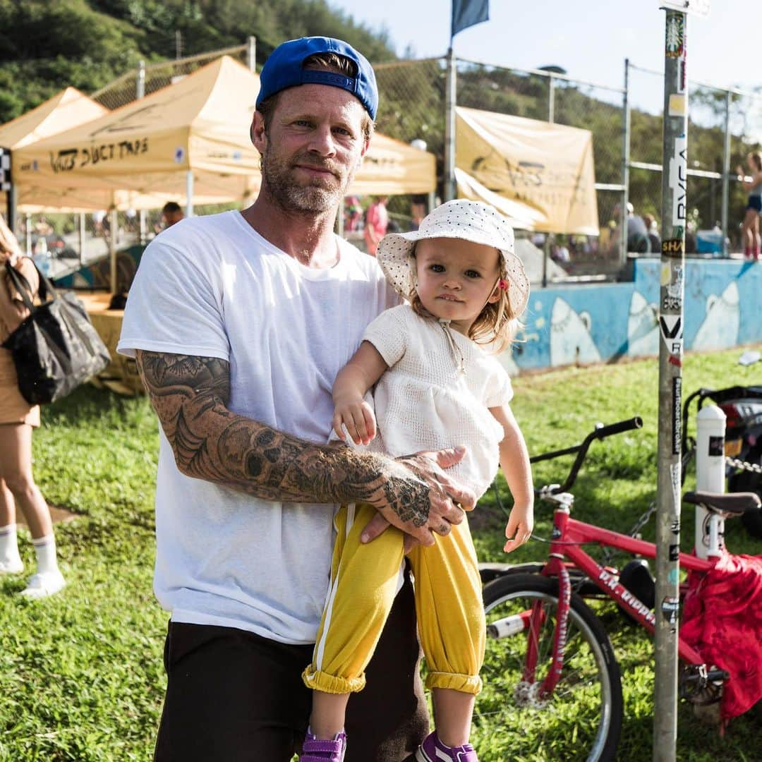 Vans Skateさんのインスタグラム写真 - (Vans SkateInstagram)「The clouds parted 🌧 and the 🌞 came out just in time for yesterday’s ripping #VansDuctTape Skate Jam with the @VansSurf fam at Banzai Skatepark on the North Shore. Thanks to all who came out to the jam and enjoyed the premiere of @GrossoSucks’ Love Letter to Hawaii (coming online Dec 5th) 🤙. 📸: @JimmiCane」12月5日 4時56分 - vansskate