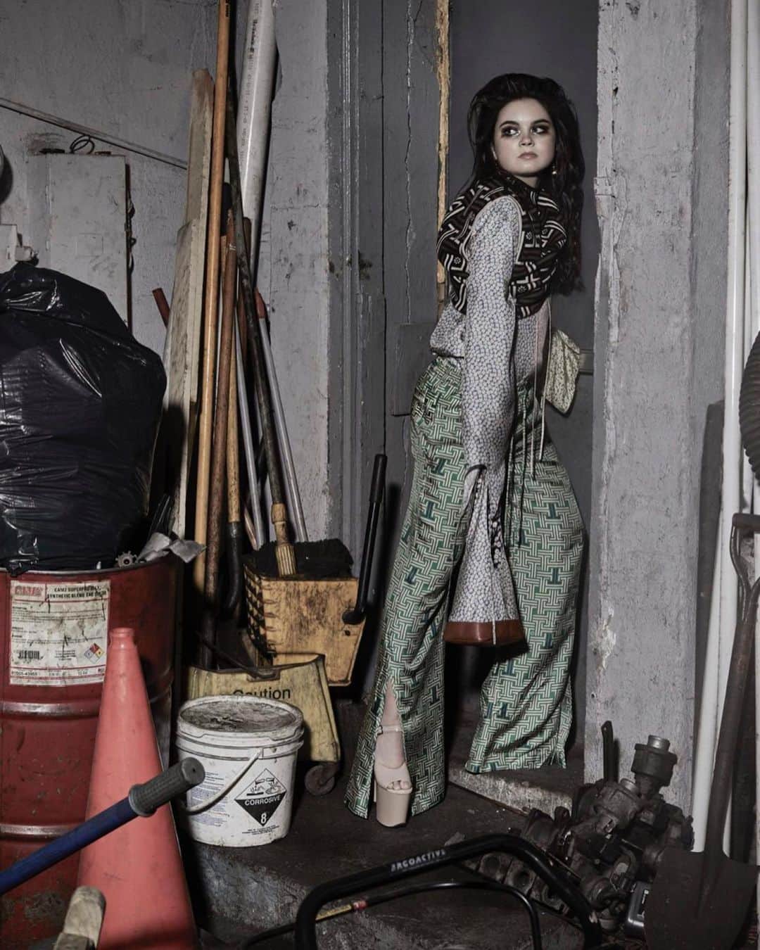 ランドリー・ベンダーのインスタグラム：「Girl walks into an auto repair shop 🔧🧰 loved playing pretend with @1883magazine 🖤  credits! photo: @placetohideplacetohustle  styling: @dominiclouisstudio  hair: @patrickkyle_  makeup: @ttulvemakeup」