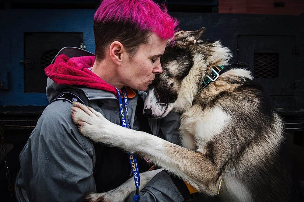 National Geographic Creativeさんのインスタグラム写真 - (National Geographic CreativeInstagram)「Photo by @katieorlinsky | A musher and sled dog bond before the start of the 2015 Iditarod Trail Sled Dog Race in Alaska. #Iditarod #Alaska #SledDog」12月5日 5時09分 - natgeointhefield