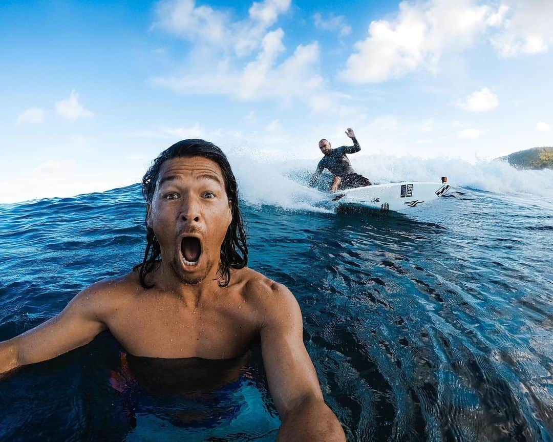 goproさんのインスタグラム写真 - (goproInstagram)「Photo of the Day: Snapping selfies in the surf with #GoProAthletes @kalanirobb + @shanedorian. • Need a #waterproof camera? We got you. #GoProHERO8 Black is waterproof down to 33ft (10m). Not deep enough? Add housing. Tap the product tag in post to learn more. • • • #GoProSurf #GoPro #NorthShore #Selfie #Surf」12月5日 5時12分 - gopro