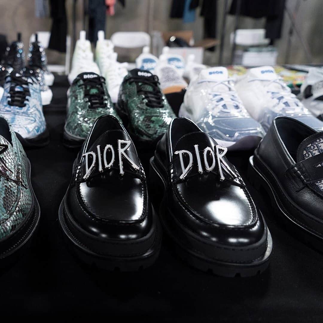 HYPEBEASTさんのインスタグラム写真 - (HYPEBEASTInstagram)「@hypebeaststyle: Take a backstage look at @dior's FW2020 #DiorMiami preview. Shown are a bevy of apparel, bags and other accessories, artfully incorporating @stussy’s signature typeface with Dior’s logo. According to Dior, the collection “merge[s] American and French identities, a fertile breeding ground for inspiration and clashes of culture.”An original concept that was inspired by designs from 1947 by Christian Dior, who at the time was curious about American culture. Head to the link in bio to take a closer look at our backstage shots. ⁠⠀ Photo: Shireen Lee/HYPEBEAST」12月5日 5時27分 - hypebeast
