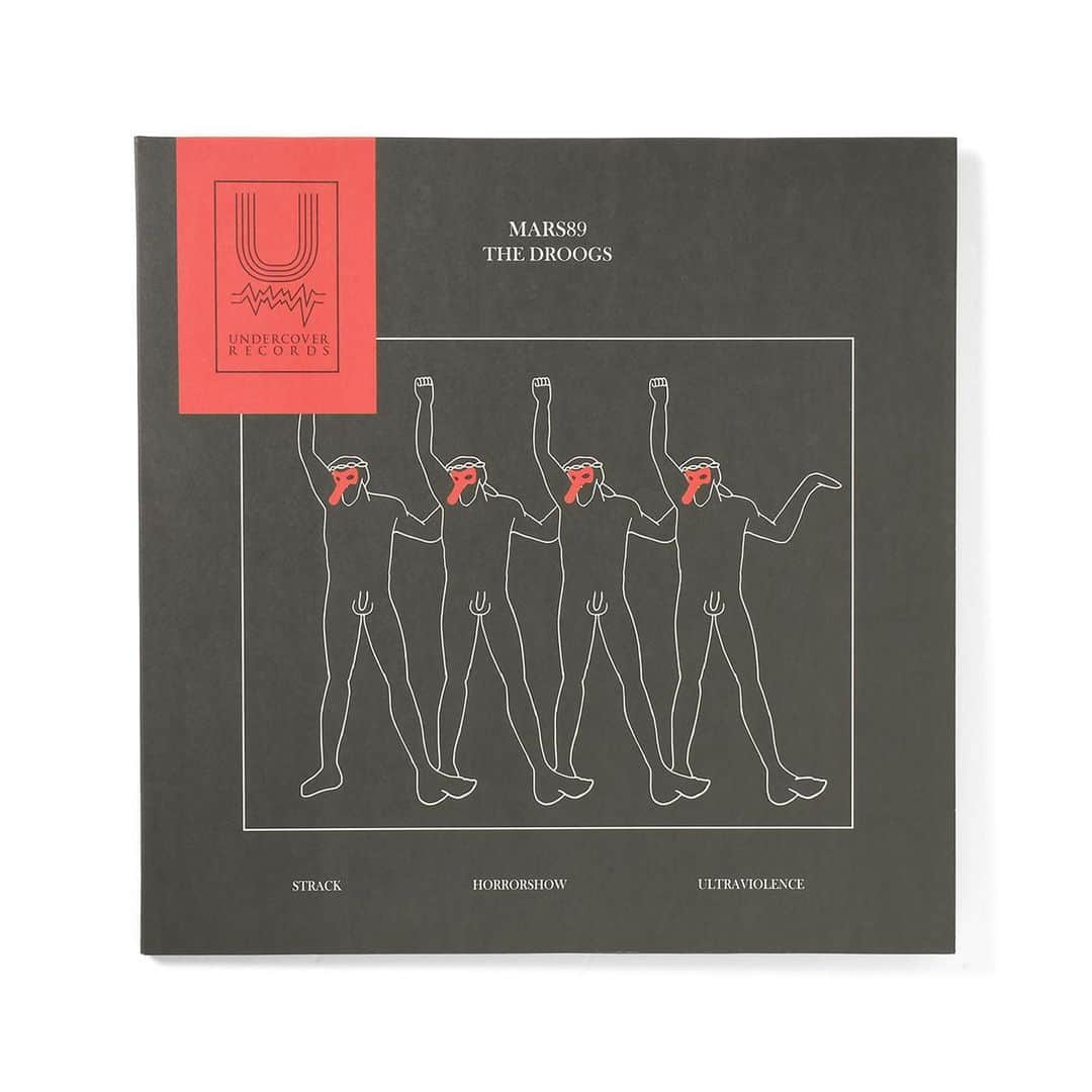 のインスタグラム：「UNDERCOVER RECORDSからMARS89 による新作12 インチ"The Droogs” がリリース。﻿ ﻿ A 面はMARS89 がUNDERCOVER 2019-20 年秋冬メンズコレクションのランウェイショーのために制作した音源をレコード用に再編集したもの。1 曲目は、心臓の鼓動のようなビートを鋭利な電子音が切り裂く” Horrorshow”。続いて、硬質なマシーン・ビートに悲鳴のようなSE が反復するサディスティックなインダストリアルナンバー”Ultraviolence”、不穏なビートが地下空間にダビーに響くインダストリアルノイズ” Strack” の3 曲を収録。B 面には、UNDERCOVER とゆかりのあるアーティストThom Yorke、Zomby、Low Jackによるリミックスが収録がされている。﻿ ﻿ ﻿ 『MARS89 / "The Droogs” 12 インチ』﻿ ﻿ 発売日：2019 年12 月12 日( 木)﻿ 価格：2,500 円( 税抜)﻿ 取扱店舗：UNDERCOVER 青山、MADSTORE UNDERCOVER ラフォーレ原宿、UNDERCOVER NOISE LAB 渋谷PARCO、UNDERCOVER﻿ 梅田阪急メンズ、UNDERCOVER 仙台店、UNDERCOVER 金沢、UNDERCOVER 名古屋、UNDERCOVER 京都﻿ ﻿ #undercover #undercover_records #mars89 #prodism」
