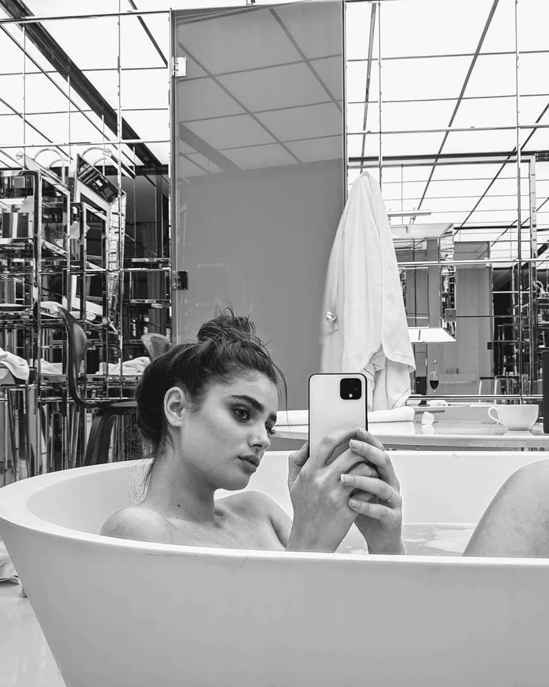 テイラー・ヒルさんのインスタグラム写真 - (テイラー・ヒルInstagram)「Chillin 🛀😊」12月5日 5時30分 - taylor_hill