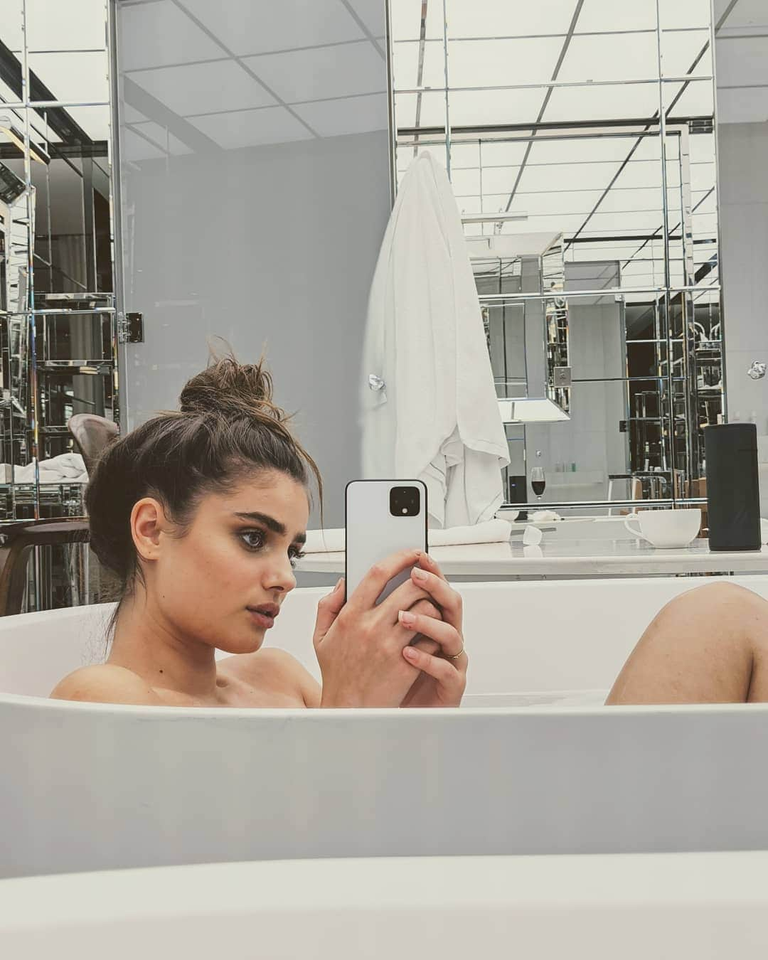 テイラー・ヒルさんのインスタグラム写真 - (テイラー・ヒルInstagram)「Chillin 🛀😊」12月5日 5時30分 - taylor_hill