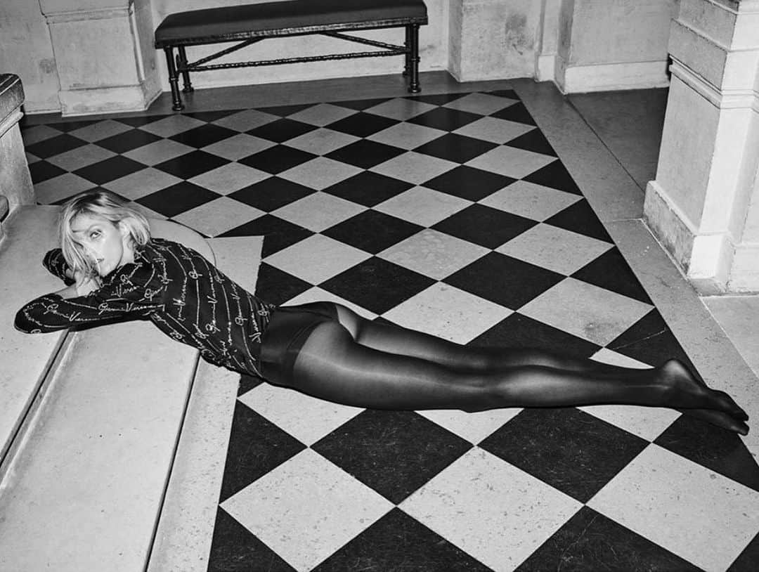 アニヤ・ルービックさんのインスタグラム写真 - (アニヤ・ルービックInstagram)「In Versace at the Picasso Museum in Paris  for The New York Times Style Magazine Singapore by Chris Colls. 💥」12月5日 5時31分 - anja_rubik