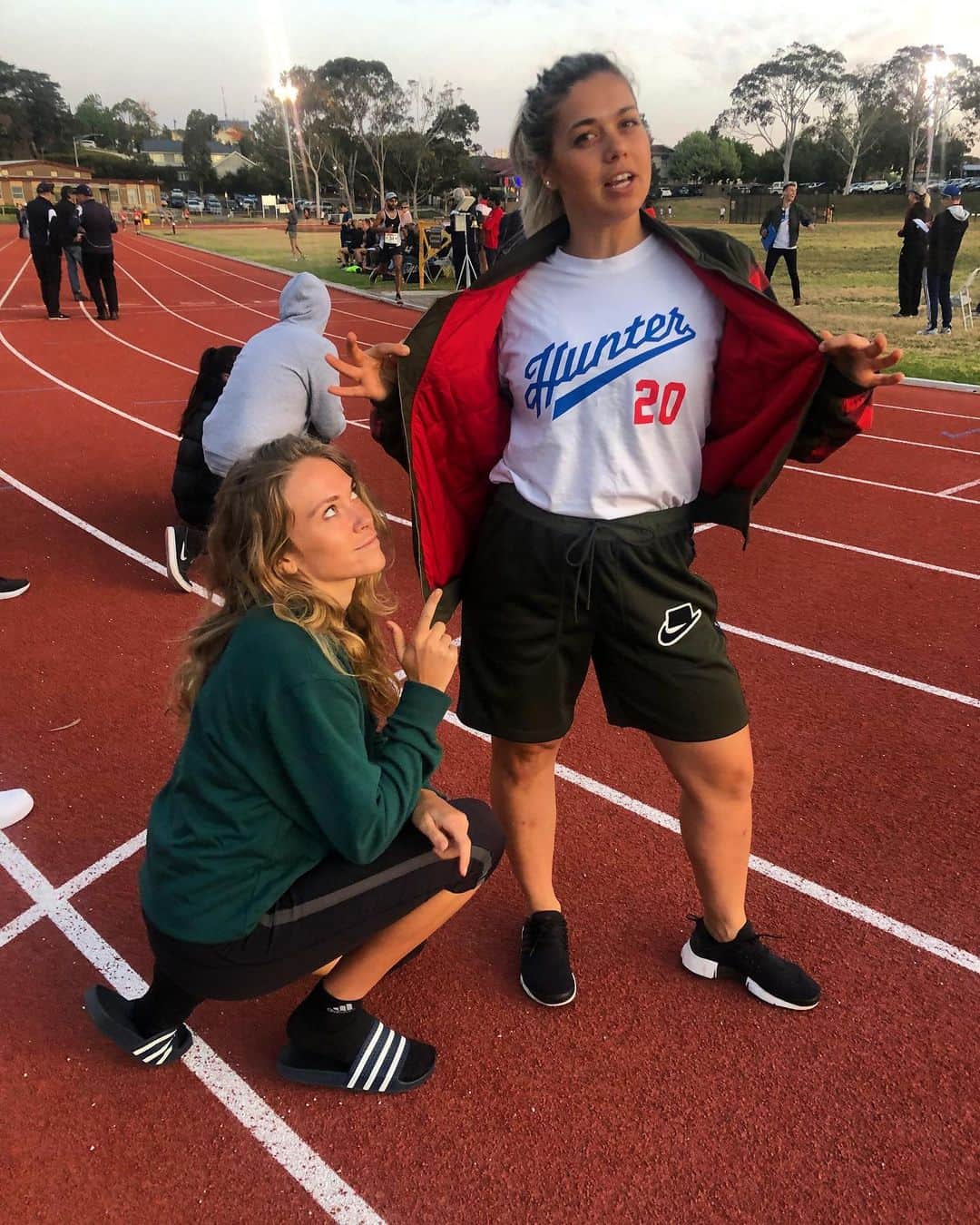 フィービー・ディ・トマソのインスタグラム：「Track City B***h 👑 #professionalspectator #comefortheathletics #stayfortherecreation @hunter.athletics」
