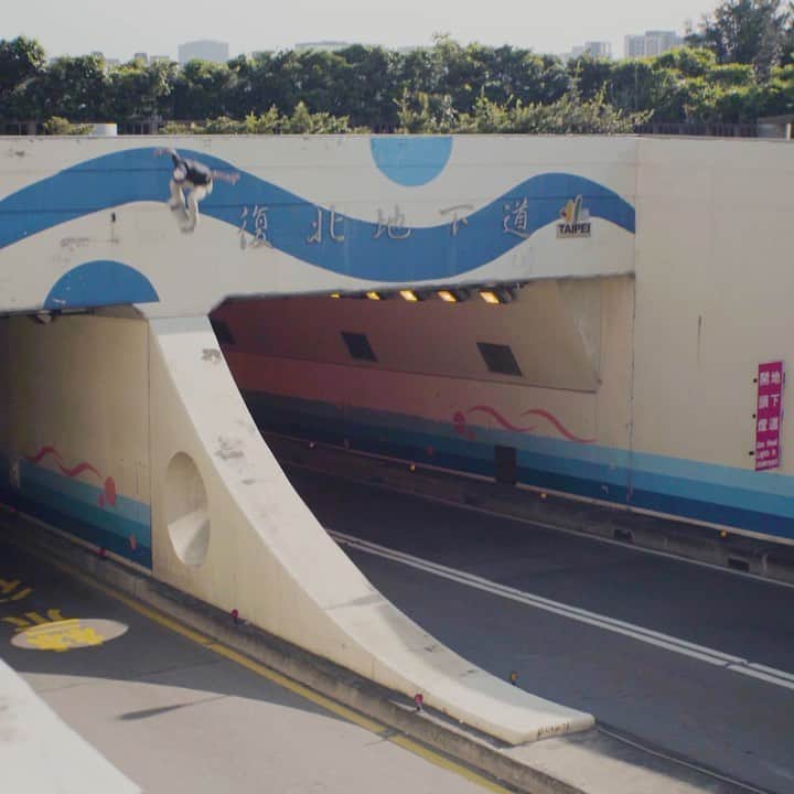 のインスタグラム：「one of the best to ever do it 🙌  catch more ridiculousness from @shecks in YOU GOOD. Link in bio for more 📼 • 📹: @curbkiller @itsjustlifejay  @redbullskate #skate #skateboarding #taiwan #redbull #givesyouwings」