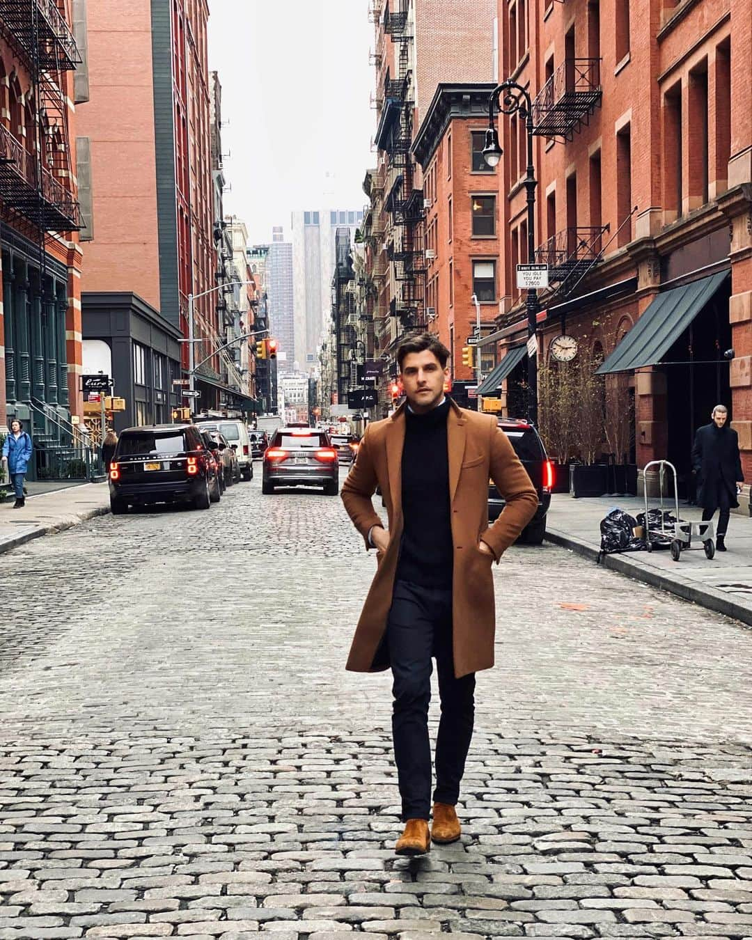 ヨハネス・ヒューブルさんのインスタグラム写真 - (ヨハネス・ヒューブルInstagram)「In the mood for a weather change 🐪 #humpday #TwoTones #camelcoat」12月5日 5時54分 - johanneshuebl