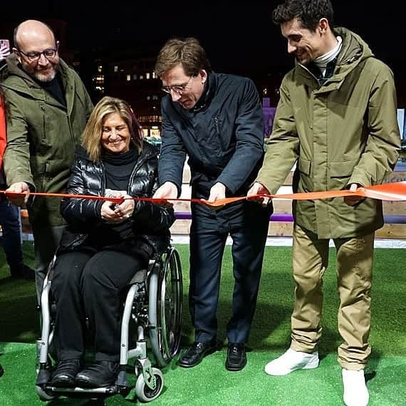 ハビエル・フェルナンデスさんのインスタグラム写真 - (ハビエル・フェルナンデスInstagram)「¡Queda inaugurada la pista de hielo #UonIce en la Plaza de Colón en #Madrid!🎉 Ahora toca disfrutar del invierno...¡pero con patines! ⛸️⛸️Tenéis hasta el 7 de enero para enseñarme vuestro talento sobre el hielo.😉🙌🏼❄️⛄ Estaré atento a vuestras publicaciones😜 ¡Gracias @uniqlo_es!」12月5日 5時54分 - javierfernandezskater