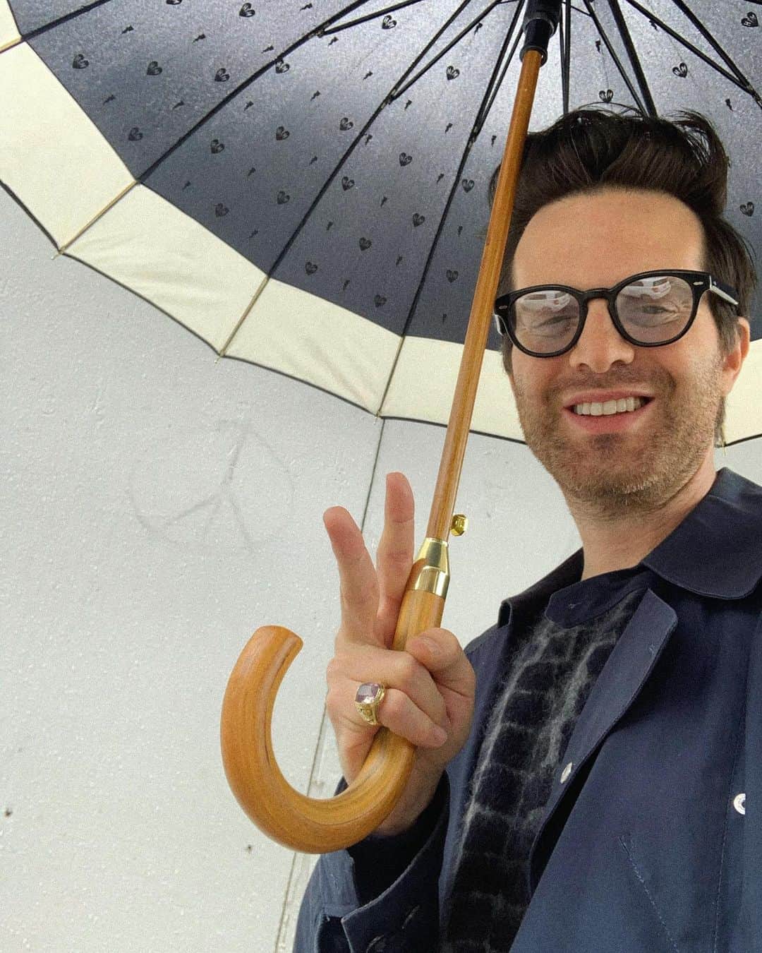 メイヤー・ホーソーンのインスタグラム：「Peace and love I have 4 new MH singles out - which one is your fav? ☮️」