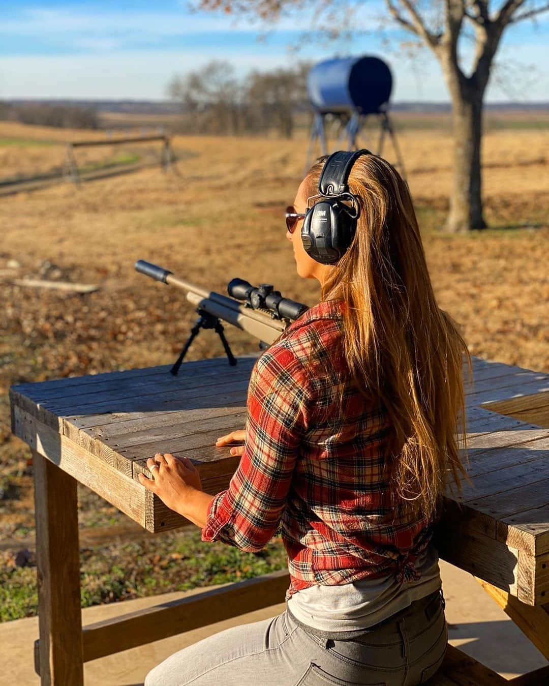 Janna Breslinさんのインスタグラム写真 - (Janna BreslinInstagram)「Not every day you get to shoot the shit (see what I did there? 😛) with US Army Green Beret, John Wayne Walding, who was the first amputee to become a Green Beret sniper at Special Forces Sniper School. AND he was born on 4th of July 🇺🇸 SOMUCHMERICA 🇺🇸 Can’t wait to share this video episode & interview on @lifetothemaxpodcast! 💥 Check out @drinklivetogive to help support those who serve.⁣ ⁣ The purpose behind @lifetothemaxpodcast is to shed light on individuals who are making a positive and inspiring difference in our world. Social responsibility, education, science, health/bio-optimization & even some controversy. We cover it all & we hope to make the world a better place. Launching January! #lifetothemaxpodcast #texas #gunsandgirls」12月5日 6時09分 - jannabreslin