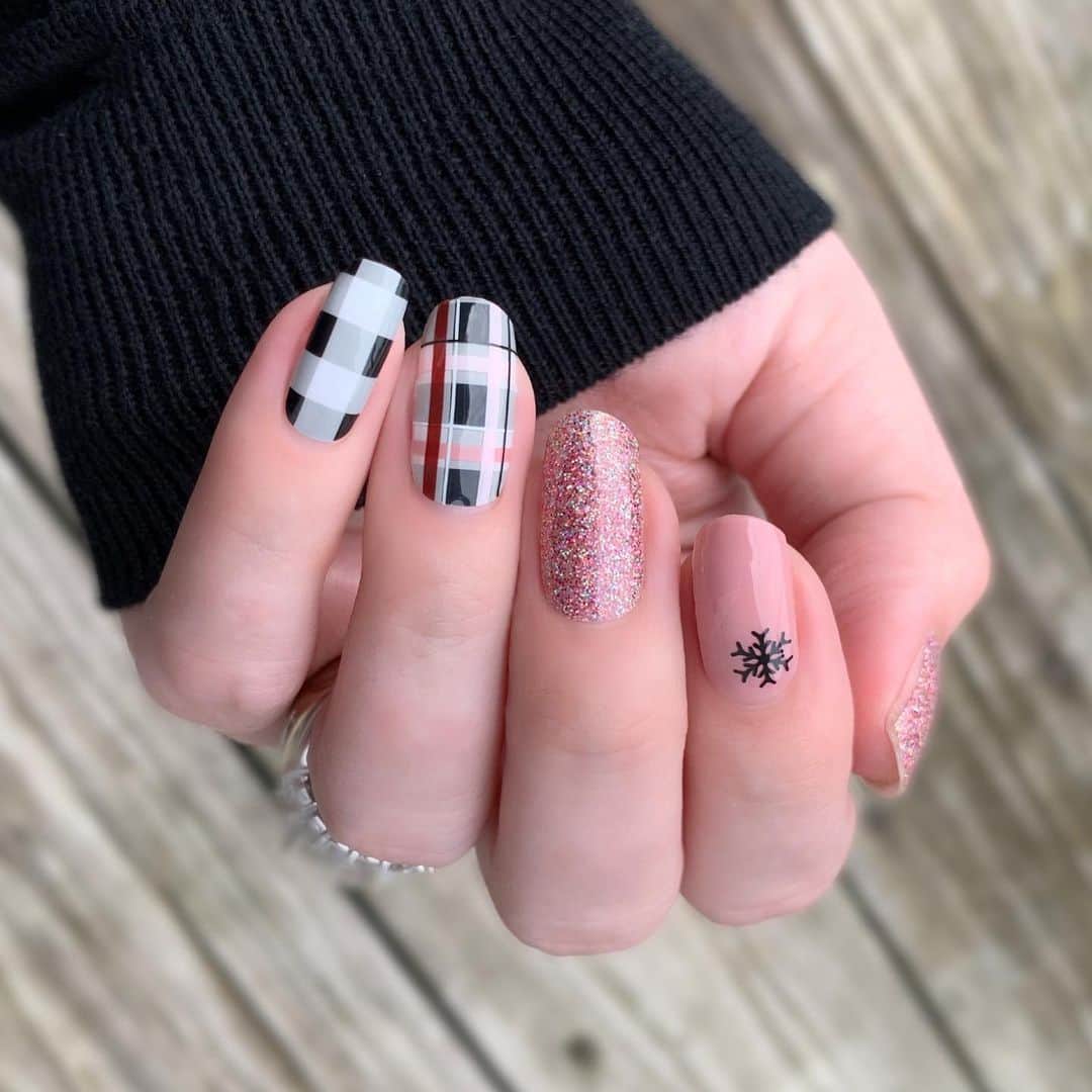 Jamberryのインスタグラム：「10 out of 10 recommend this mani from @jamwithtina featuring the “White-Tailed Perfection” gel strip (still available!) and the retired gel strip, “Missing You”. We. Are. Swooning. 😍😍 . . . #whitetailedperfectionjn #missingyoujn #jamberry #beneyou #gelstripsjn #whatchawearingwednesday」