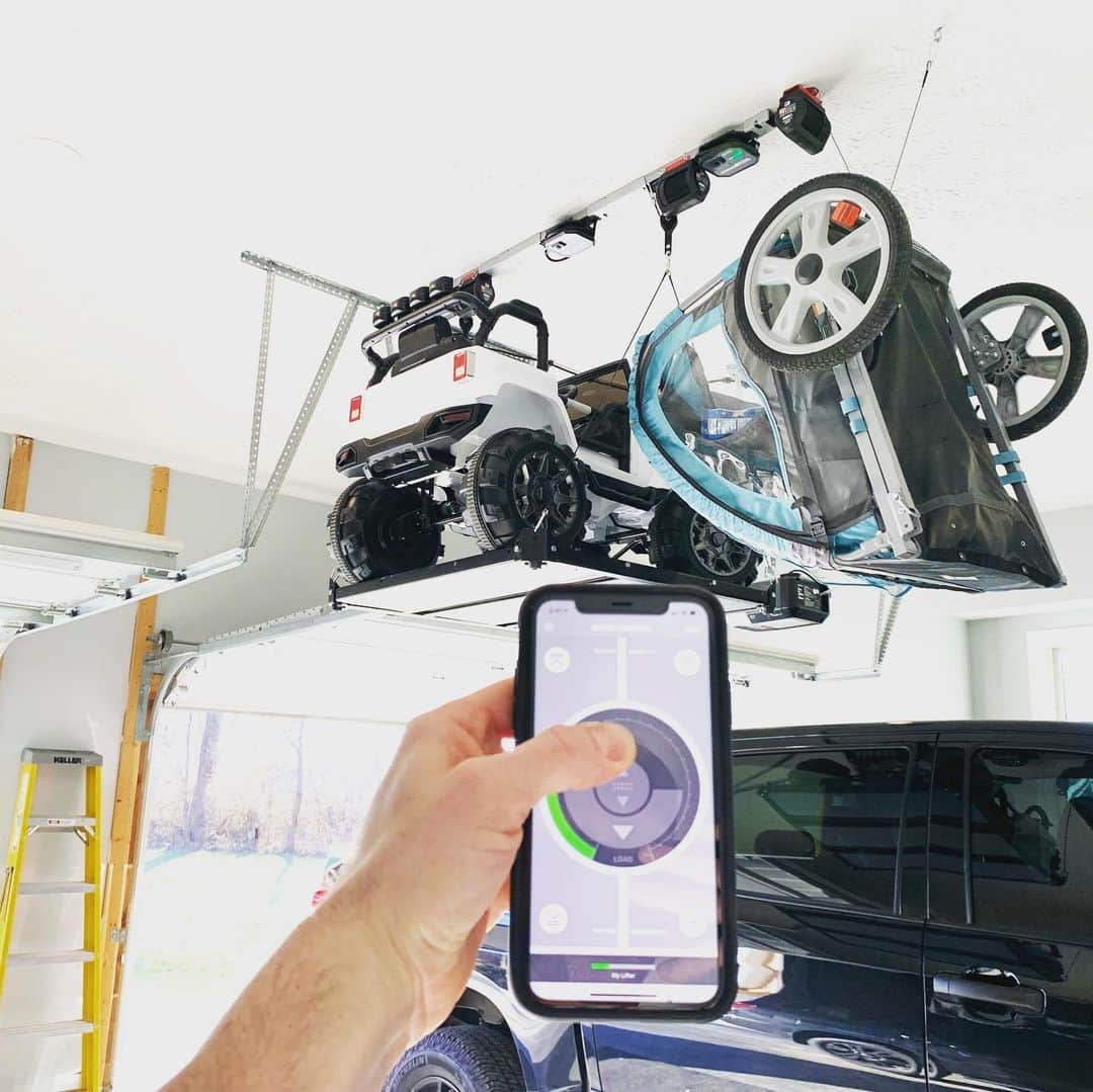 デービッド・ボウディアのインスタグラム：「The garage is typically the last place to organize but I’m finally get around to it. I found @garagesmart where I can lift clutter out of the way with barely a lift of a finger. The platform is controlled by a pulley system and lowers and raises with a push of a button on my phone! Super easy to install and use - you can use my promo code “DiveN2storage” for 15% off your purchase www.garagesmart.com #garagesmart #sponsored」