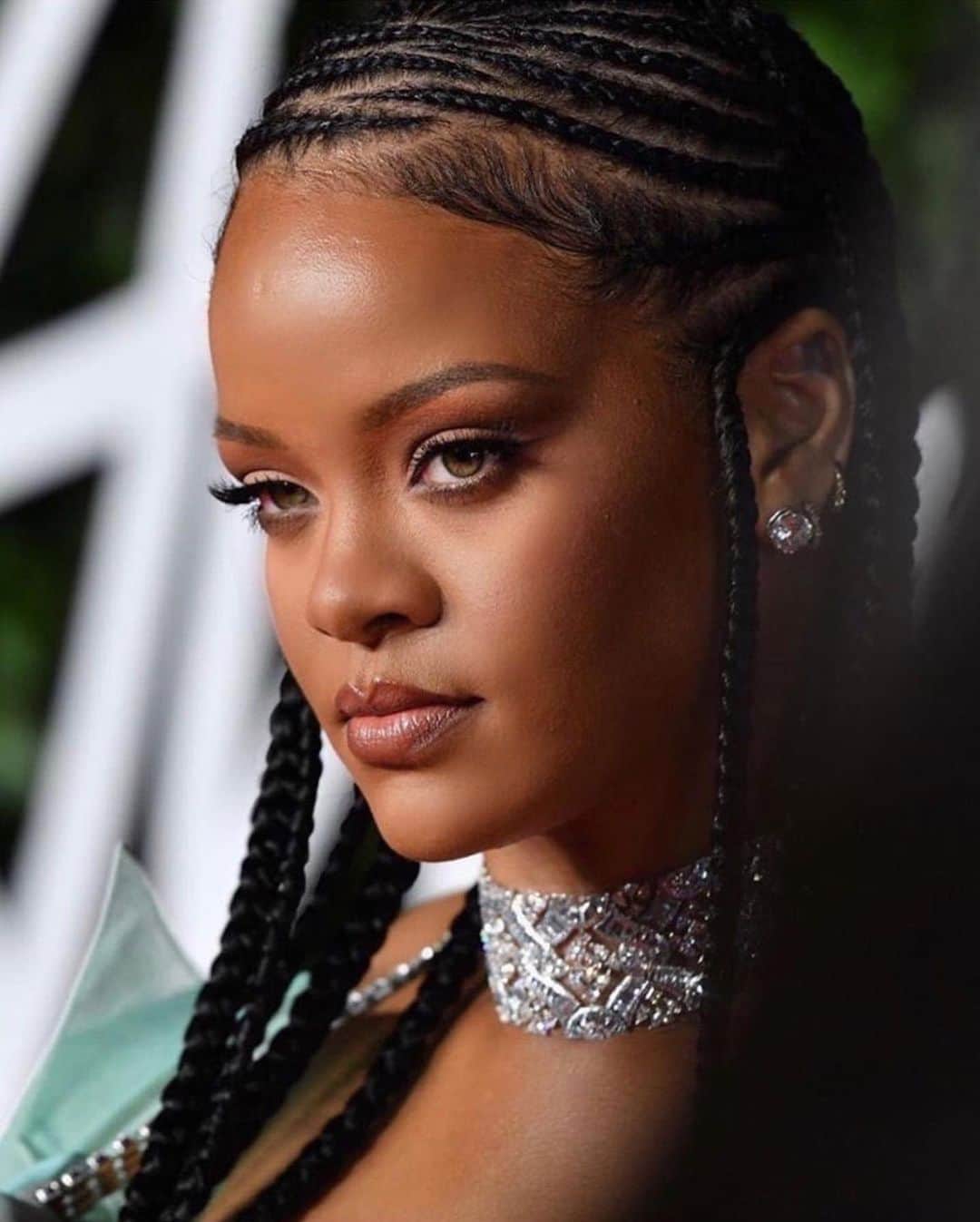 リアーナのインスタグラム：「so honored and proud to be the recipient of a British Fashion Award in the category of Urban Luxe! shout out to my incredible @fenty team, and my @LVMH partners! It’s been less than 7 months and we did it! 💪🏿 gang gang! @britishfashioncouncil thank you for this acknowledgment, I’ll never forget this moment!  photo credits:  @jenohill,  Darren Gerrish @gettyimages, Jeff Spicer / BFC @gettyimages,  Gareth Cattermole / BFC @gettyimages」