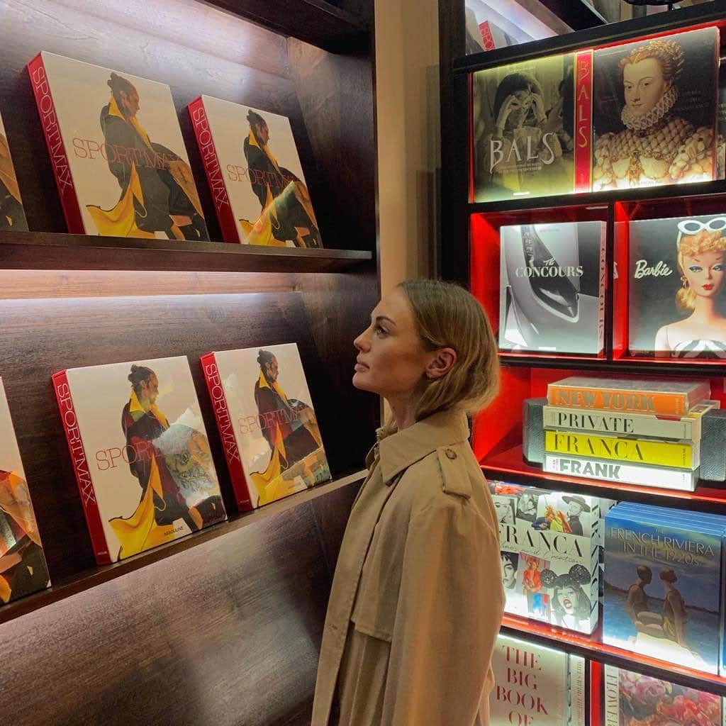 ローラ・ハドックのインスタグラム：「Adding you to my collection .. 📚 @sportmax #sportmax #sportmaxanniversary」