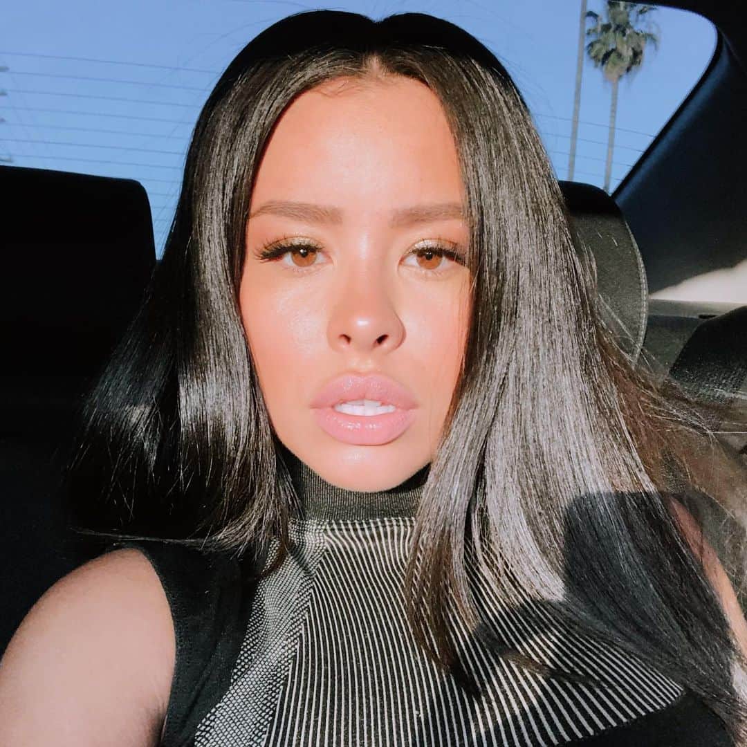 シエラ・ラミレスのインスタグラム：「favorite song to listen to on a rainy day....GO! ☔️」