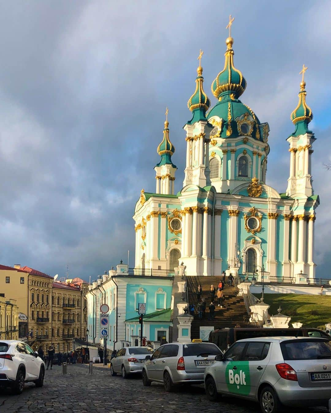 マリッサ・キングさんのインスタグラム写真 - (マリッサ・キングInstagram)「My favourite church here in Kiev. The first picture was on my first day. It was the only time the sun peeped through the clouds and right onto the building. Absolutely stunning. We were so lucky to live right next to it and see it everyday. #kiev #ukraine #ukrainechurches #amazingbeauty #europe」12月5日 6時28分 - marissapking