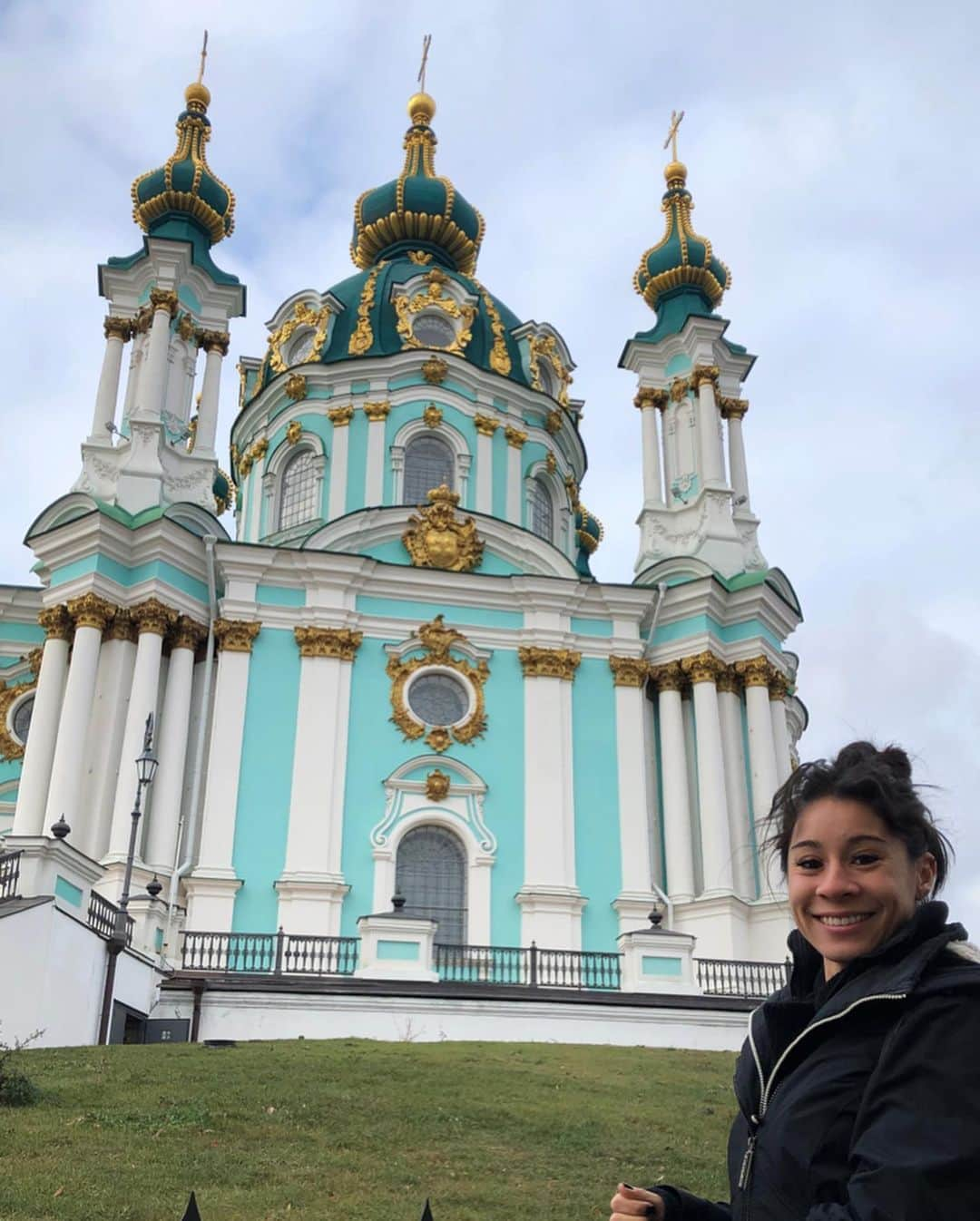 マリッサ・キングさんのインスタグラム写真 - (マリッサ・キングInstagram)「My favourite church here in Kiev. The first picture was on my first day. It was the only time the sun peeped through the clouds and right onto the building. Absolutely stunning. We were so lucky to live right next to it and see it everyday. #kiev #ukraine #ukrainechurches #amazingbeauty #europe」12月5日 6時28分 - marissapking