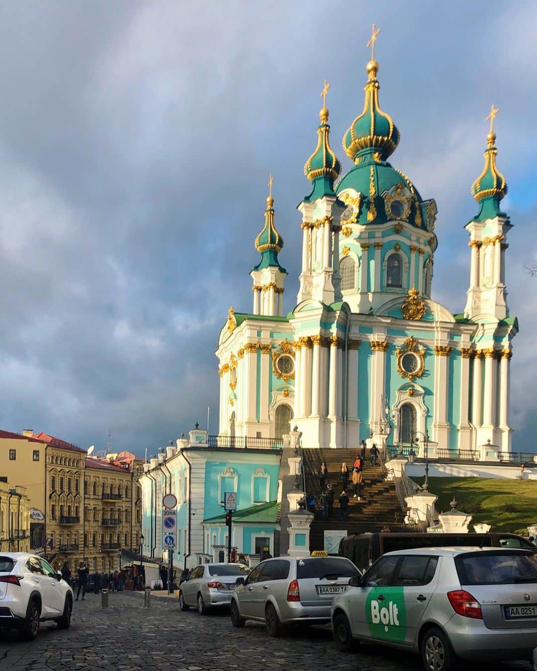 のインスタグラム：「My favourite church here in Kiev. The first picture was on my first day. It was the only time the sun peeped through the clouds and right onto the building. Absolutely stunning. We were so lucky to live right next to it and see it everyday. #kiev #ukraine #ukrainechurches #amazingbeauty #europe」